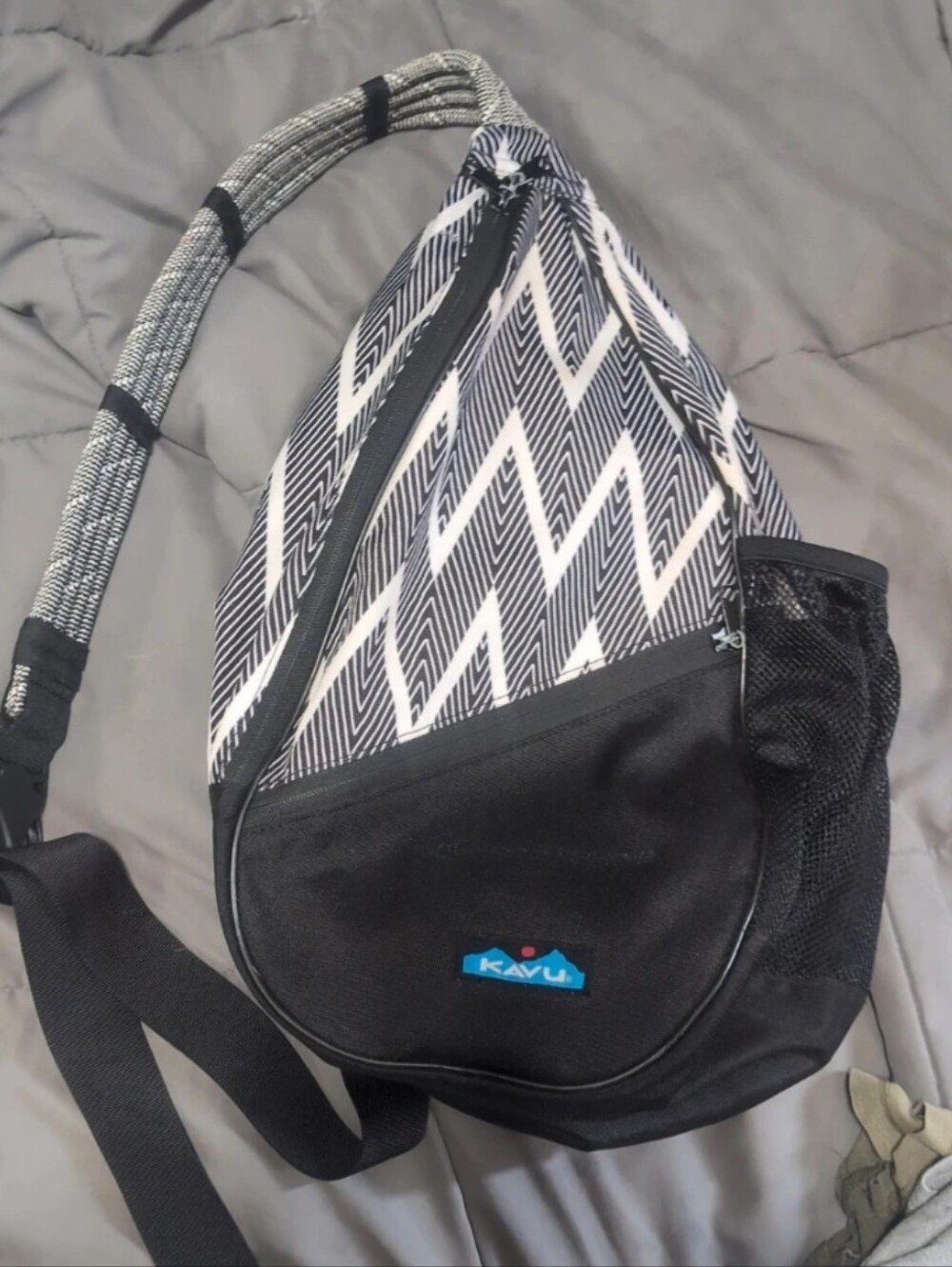 Kavu Black & White Zigzag Rope Sling Bag